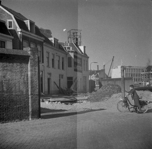 807396 Gezicht op de achterzijdes van de voor sloop bestemde huizen aan de Oranjestraat te Utrecht, vanaf de ...